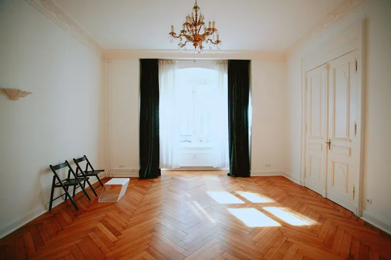 Charmanter Stuckaltbau mit Einbauküche nahe Ku'damm und KaDeWe — photo 1